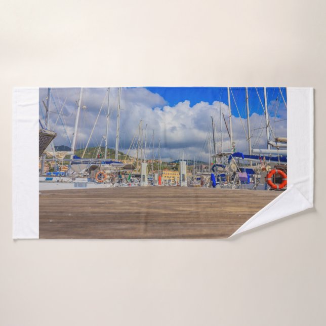 gros plan sur le quai d'une marina sur serviettes  (Serviette de bain)