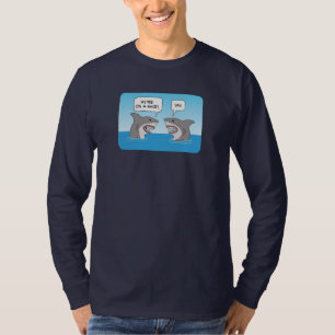 Gros requins blancs amusants dans le T-shirt océan