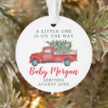 Grossesse Faire-part Ornement de Noël<br><div class="desc">Un petit est en route pour la grossesse faire-part ornement de Noël. Baby Coming bientôt cadeau de vacances. Camion rouge vintage avec illustration de sapin de Noël. Modifiez facilement toutes les informations.</div>