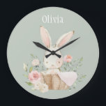 Grotte rose Blush Sage Vert Nom Nourriture Horloge<br><div class="desc">Un lapin lapin lapin mignon et rose doux aux accents floraux tout autour dans un panier en osier. Arrière - plan vert sauge doux. Ajoutez votre choix de nom. Adorable. 100% de satisfaction client avec Zazzle tous les jours.</div>