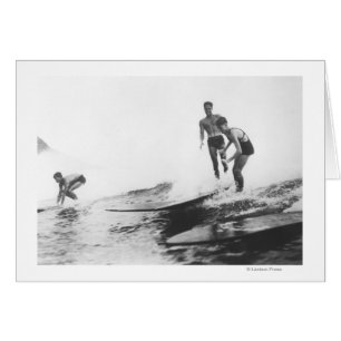Groupe de surfers surfer à Honolulu, Hawaï