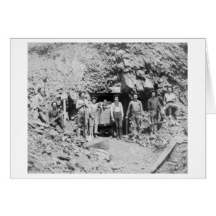 Groupe d'hommes à l'extérieur d'une mine photo