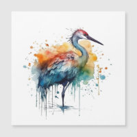 Grue colorée debout dans l'eau