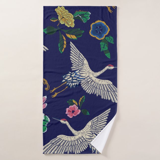 Grues japonaises, vagues et fleurs. Broderie (Serviette de bain)