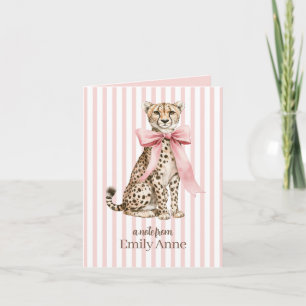 Guépard au nœud rose et monogramme à rayures