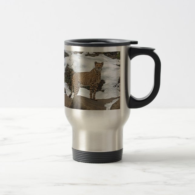 Guépard dans la tasse de voyage de neige (Droit)