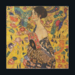 Gustav Klimt Lady With Fan Art Nouveau Painting<br><div class="desc">Dame Gustav Klimt avec peintre Art Nouveau Fan Ce demi-portrait d'une belle femme montre un arrière - plan jaune avec des ornements asiatiques, des oiseaux colorés et des fleurs de lotus. La dame porte une robe dans le style d'un kimono imprimé des motifs d'une robe de dragon chinoise. Belle peinture...</div>