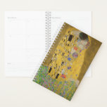 Gustav Klimt Le Baiser<br><div class="desc">The Kiss est le tableau le plus emblématique et le plus célèbre de Gustav Klimt. C'est un beau tableau doré d'un couple profondément amoureux partageant un moment romantique d'un baiser passionné. Obtenez vos idées cadeaux de haute qualité et des produits merveilleux avec ce merveilleux chef-d'oeuvre. Consultez notre boutique pour en...</div>
