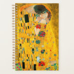 Gustav Klimt Le Baiser<br><div class="desc">Planificateur représentant la peinture à l’huile de Gustav Klimt avec la feuille d’or The Kiss (1908). Un homme et une femme,  aux couleurs dorées brillantes,  embrassent et embrassent avec amour dans un champ de fleurs. Un grand cadeau pour les amateurs d'art Art Nouveau et autrichien.</div>