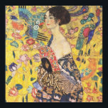 Gustav Klimt - Poster de la dame avec le ventilate<br><div class="desc">Reproduction d'une peinture représentant l'oeuvre "Lady with Fan" du célèbre peintre symboliste autrichien Gustav Klimt (1862 - 1918). Poster présente une élégante jeune femme japonaise dans un regard sans fin tenant un ventilateur. Elle est entourée de fleurs et d'oiseaux colorés. De fortes influences de l'or, du bleu et du rouge...</div>