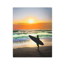 Guy sur la plage avec coucher de soleil sur le Sur