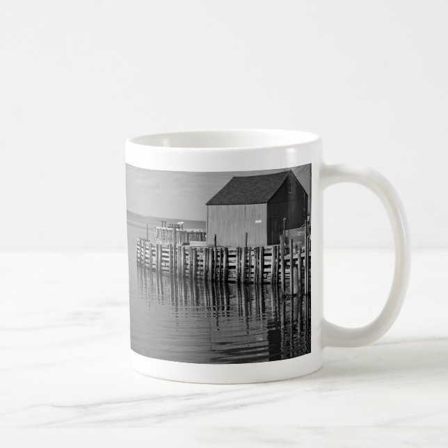 Hall's Harbour Wharf (B&W) Mug (Droite)