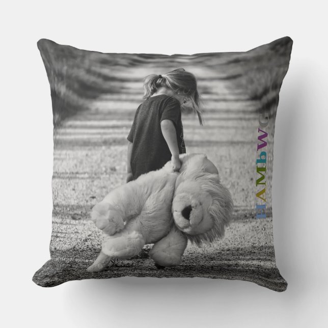 HAMbWG - Coussin - Petite fille trainant Teddy (Recto)