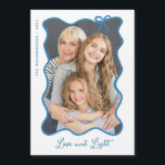 Hanoukka Bow | Carte Hanoukka photo bleu et blanc<br><div class="desc">Ces adorables cartes Hanoukka magnétiques présentent votre photo préférée dans un cadre branché bleu ondulé avec un arc lunatique,  sur un simple arrière - plan blanc. Le script moderne dit "Amour et Lumière".</div>