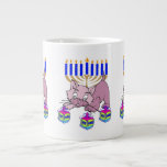 Hanoukka KittyCoffee Mug<br><div class="desc">Adorable Happy Hanoukka Kitty filant des dreidels amusants devant une menorah juive traditionnelle est parfait pour les cadeaux Chanukah et des idées cadeaux pour les vacances.</div>