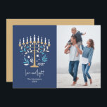 Hanoukka Love & Light Floral Menorah Carte photo<br><div class="desc">Hanoukka Love & Light Floral Menorah Carte photo. Personnalisez le texte personnalisé ci-dessus. Vous pouvez trouver d'autres éléments de coordination dans notre collection "Floral Hanoukka Menorah and Dreidel".</div>