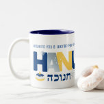 HANOUKKA Menorah Dreidel Coffee Mug<br><div class="desc">Notre Hanoukka Greeting MUG avec un dreidel, menorah, beigne de gelée, et les étoiles juives de David est une belle et amusante façon de souhaiter à la famille et aux amis un Hanoukka heureux dans le style. . Personnalisez avec votre salutation personnalisée et faites-en vraiment un de type. Demandes de...</div>