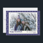 Hanoukka Star Line Motif Carte photo bleu moderne<br><div class="desc">Souhaitez à vos amis et à votre famille une Hanoukka heureuse avec cette carte simple avec un motif moderne en ligne d'étoile juive en bleu et blanc éclatant,  personnalisée avec votre photo,  salutation,  et nom.</div>