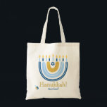 HANOUKKA Stars Menorah Dreidel Sac fourre-tout<br><div class="desc">Notre Sac fourre-tout Rainbow Menorah Hanoukka a un design Rainbow populaire qui se déplace pour devenir une Hanoukka/Chanukah menorah joyeuse. Avec un parfum d'étoiles juives de David, ce design moderne est une belle et amusante façon de souhaiter à la famille et aux amis un Happy Hanoukka dans le style. Tant...</div>