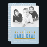 Hanukkah | Menorah Happy Hanoukka 1 Carte photo<br><div class="desc">Envoyez des salutations Hanoukka à votre famille et à vos amis avec ce design moderne et personnalisable. L'oeuvre présente les mots "Happy Hanoukka" conçus pour ressembler à une menorah avec des bougies qui brillent - chaque lettre représente une des bougies et le mot "Happy" devient la bougie centrale. Personnalisez-le en...</div>
