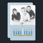 Hanukkah | Menorah Happy Hanoukka 1 Carte photo<br><div class="desc">Envoyez des salutations Hanoukka à votre famille et à vos amis avec ce design moderne et personnalisable. L'oeuvre présente les mots "Happy Hanoukka" conçus pour ressembler à une menorah avec des bougies qui brillent - chaque lettre représente une des bougies et le mot "Happy" devient la bougie centrale. Personnalisez-le en...</div>