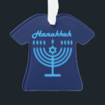 Hanukkiah Happy Hanoukka Juive Fête Menorah<br><div class="desc">Symbole de Hanukkiah. Joyeux Hanoukka Party Juif Holiday Blue Menorah. Décoration Chanukkah de Fête Juive avec le symbole décoratif traditionnel Chanuka - bleu marine hanukkiah menorah, chandelier avec bougies, étoile de David et néon bleu lumières illustration. Hanoukka Festival des lumières Décoration de l'événement. Jérusalem, Israël. Accueil > Décor > Décor...</div>