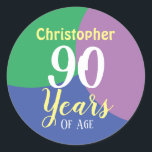 Happy 90th Birthday Classic Round Sticker<br><div class="desc">Autocollants cadeaux d'anniversaire. Célébrez un anniversaire avec un autocollant personnalisé indiquant le nom du récipiendaire et le nombre d'années. Sticker pour 90 ans.</div>