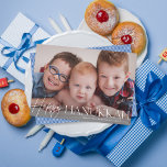 Happy Hanoukka Elegant Script Carte photo de vacan<br><div class="desc">Cet élégant Hanoukka carte photo moderne présente une élégante typographie blanche sur une photo horizontale à fond blanc. Le message d'accueil sur le devant dit "Heureux Hanoukka". Cette conception s'adapte à une seule photo horizontale à l'avant de la carte. Au verso, vous trouverez un simple motif à rayures en diagonale...</div>