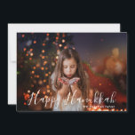 Happy Hanoukka Photo Nom personnalisé<br><div class="desc">Ce design de vacances présente votre photo préférée avec le texte "Happy Hanoukka" et votre nom de famille dans une superposition de typographie blanche moderne. Au verso se trouve un motif de corail et de quatrefoil doré. Personnalisez en modifiant le texte dans les zones de texte fournies et en ajoutant...</div>