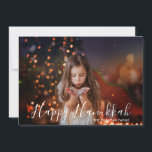 Happy Hanoukka Photo Nom personnalisé<br><div class="desc">Ce design de vacances présente votre photo préférée avec le texte "Happy Hanoukka" et votre nom de famille dans une superposition de typographie blanche moderne. Au verso se trouve un motif de corail et de quatrefoil doré. Personnalisez en modifiant le texte dans les zones de texte fournies et en ajoutant...</div>