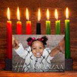 Happy Kwanzaa Elegant   Moderne Carte photo de vac<br><div class="desc">Ce carte photo élégant et moderne de Kwanzaa présente une typographie blanche sur une photo horizontale à fond de sang. Le message d'accueil sur le devant dit "Joyeux Kwanzaa". Cette conception s'adapte à une seule photo horizontale à l'avant de la carte. À l'envers, vous trouverez un arrière - plan rouge,...</div>