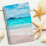 Hawaii Tropical Beach Photo Peace Love Sandy Feet<br><div class="desc">"Paix, amour et pieds sablonneux." Rappelez-vous l'odeur de sel frais de l'air marin chaque fois que vous utilisez cette photo étonnante et vibrante de couleur d'un océan bleu turquoise et plage de sable, nom personnalisé planificateur annuel. Un motif d'icône graphique bleu clair recouvre un bleu turquoise de l'océan à l'arrière....</div>