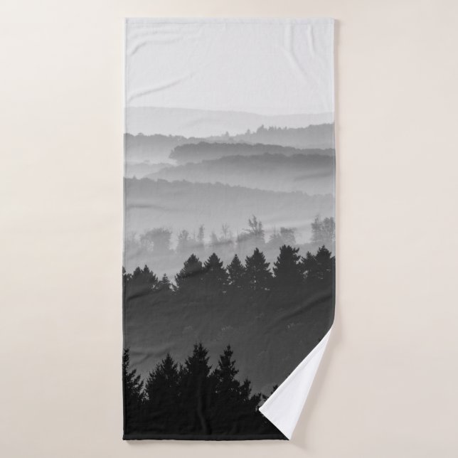 Hazy Forest Hills Paysage noir et blanc Photo (Serviette de bain)