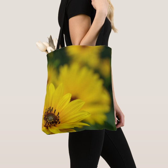 Hélénium de marguerite jaune sur tout le sac d'imp (De près)