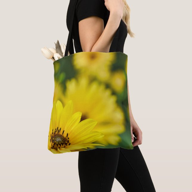 Hélénium de marguerite jaune sur tout le sac d'imp (De près)