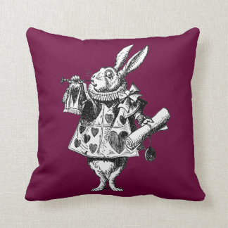 Héraut de lapin Alice victorienne dans le coussin
