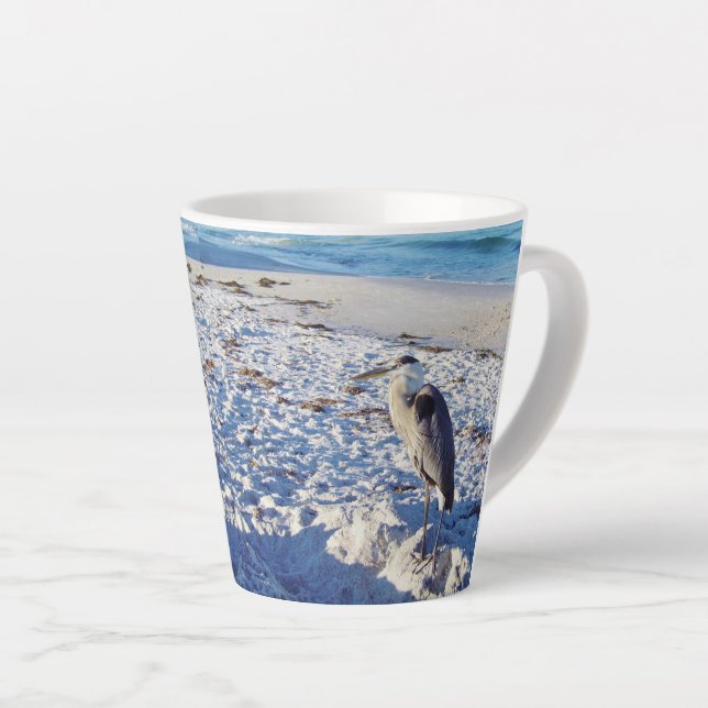 Héron bleu sur la plage Latte Mug (Angle droit)