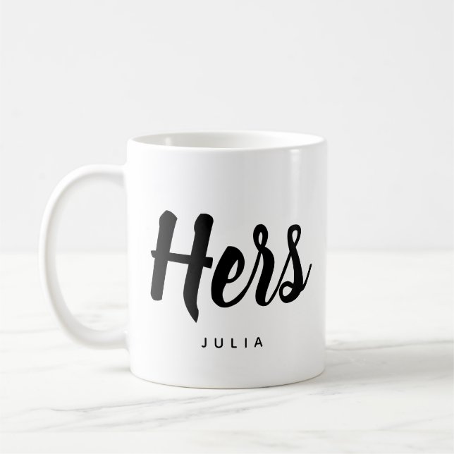 Hers| Typographie moderne Coffee Mug personnalisab (Gauche)