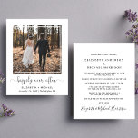 Heureusement Jamais Après Mariage Réception Photo<br><div class="desc">Un hébergement simple et chic pour un petit budget ou une petite faire-part mariage et une réception post mariage ou une invitation à la fête. L'avant présente votre photo dans un cadre carré découpé, "heureux toujours après" écrit dans un script tendance avec des swashes et vos prénoms et la date...</div>