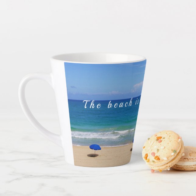 Heureux à la plage / Mer et sable Mug à latte (En situation)