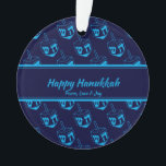 HEUREUX HANOUKKA Customisé Dreidel Blue Cyan<br><div class="desc">Décor élégant et élégant pour votre décor HANOUKKA. Design montre une impression de rêve cyan dans un motif carrelé avec un texte d'espace réservé personnalisable que vous pouvez remplacer par votre propre choix de salutation et de texte. Les couleurs sont le bleu nuit et le cyan. D'autres versions sont disponibles....</div>