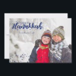 Heureux Hanoukka neige bulles Carte photo de vacan<br><div class="desc">Élégant et mignon Happy Hanoukka Snow Bubbles Carte photo de vacances est parfait pour tous vos amis et famille cette saison de vacances. Customisez le texte avec votre nom de famille et l'année et échangez la photo pour une photo de vos enfants, de votre animal de compagnie ou de toute...</div>