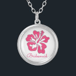 Hibiscus rose Fleur Bridesmaid Collier cadeau<br><div class="desc">Le collier présente une illustration originale d'une fleur d'hibiscus hawaïen rose tropical,  et le BRIDESMAID dans une police amusante. Un cadeau parfait pour vos demoiselles d'honneur !</div>