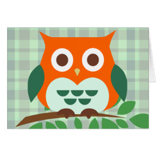 Hibou mignon sur une branche