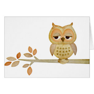 Hibou somnolent dans l'arbre