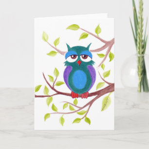 Hibou somnolent mignon sur une carte de voeux de