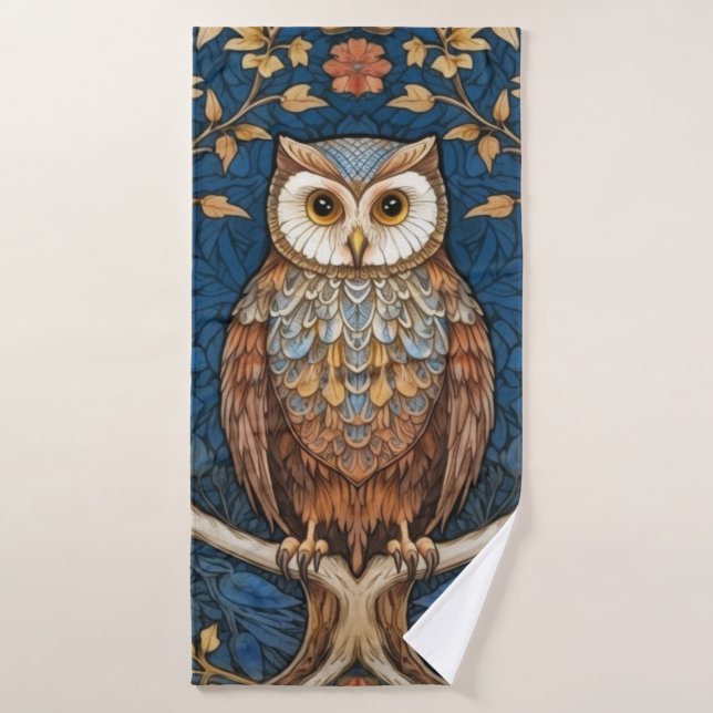 Hibou sur une branche bleu automne arrière - plan  (Serviette de bain)