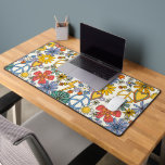 Hippie Floral Design<br><div class="desc">Hippie Floral Design Desk Mat Ce tapis de bureau est aussi pratique qu'élégant. Parfait pour l'écriture, la dactylographie ou l'artisanat, notre tapis de bureau multifonctionnel va égayer tout bureau ou espace de travail avec une impression de sublimation colorante de bord à bord. Fabriqué en néoprène de 3 mm d'épaisseur durable,...</div>