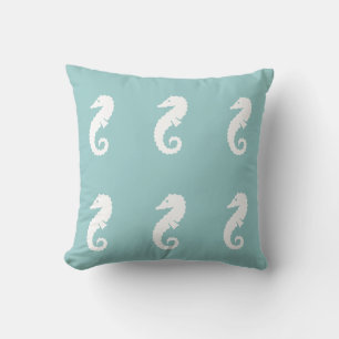 HIPPOCAMPE BLANC CASSE sur un coussin bleu