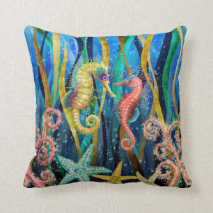 Hippocampe mignon avec le coussin d'étoiles de mer